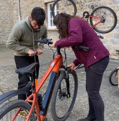 Dos personas arreglan una bici