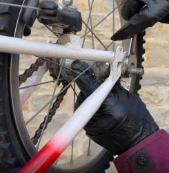 Detalle de una rueda de una bici arreglada
