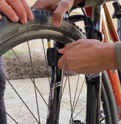 Detalle del arreglo de una bicicleta