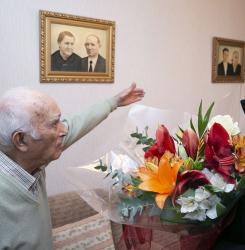 pedro samanes enseña unas fotografías al alcalde