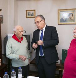 pedro samanes en su casa recibiendo al alcalde