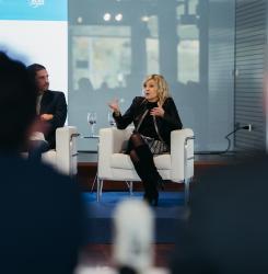 maria caballero en una ponencia