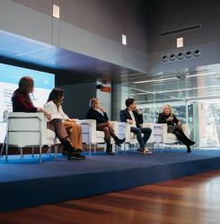 cinco ponentes en una charla