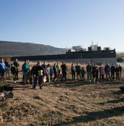Voluntarios en la plantación de un bosque escuchan una explicación