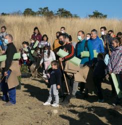 Unos voluntarios en la plantación de un bosque