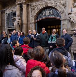 niños enfrente del ayuntamiento