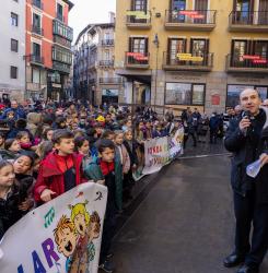 niños enfrente del ayuntamiento