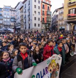 niños enfrente del ayuntamiento