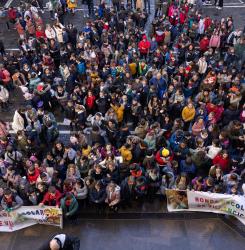 niños enfrente del ayuntamiento