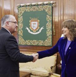 apreton de manos alcalde consejera