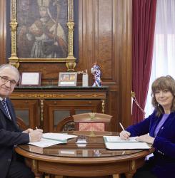 Momento de la firma Maya y Ollo