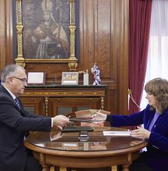 Firma del convenio en el despacho