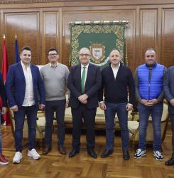 El alcalde Enrique Maya recibe a la Asociación Cultural de Búlgaros 