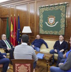 El alcalde Enrique Maya recibe a la Asociación Cultural de Búlgaros 