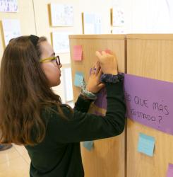 NIÑA ESCRIBIENDO