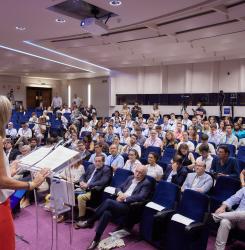 La alcaldesa se dirige a las personas participantes