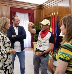 El protagonista habla con alcaldesa y concejal