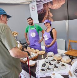un puesto de la feria de producto local 