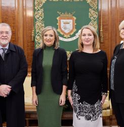 Posado de las cuatro personas participantes