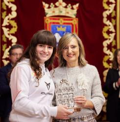 Una de las jugadoras con la alcaldesa