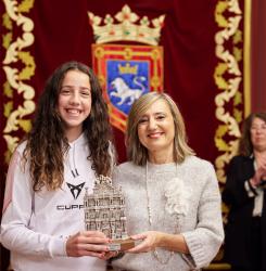 Otra de las jugadoras con la alcaldesa