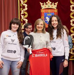 Las dos deportistas junto a la alcaldesa
