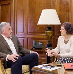 Reunión del alcalde de Pamplona, Joseba Asiron, y la consejera de Cultura, Deporte y Turismo, Rebeca Esnaola