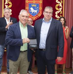 foto INSIGNIA DE ORO FEDERACION NAVARRA PELOTA VASCA