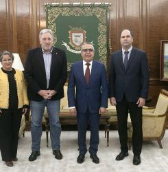 encuentro con el embajador de Cuba
