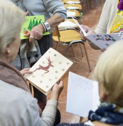entrega de postales navideñas a mayores
