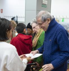 entrega de postales navideñas a mayores