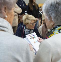 entrega de postales navideñas a mayores