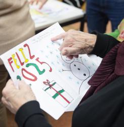 entrega de postales navideñas a mayores