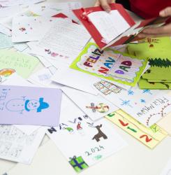 entrega de postales navideñas a mayores