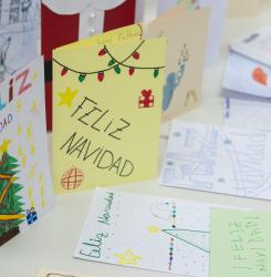 entrega de postales navideñas a mayores