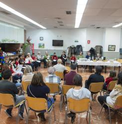 entrega de postales navideñas a mayores
