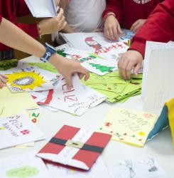 entrega de postales navideñas a mayores