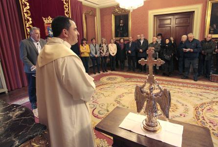 Visita del Ángel de Aralar al Ayuntamiento de Pamplona