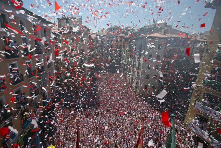 Confeti en el aire después del Chupinazo en la Plaza Consistorial de Pamplona