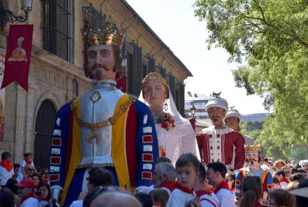 comparsa de gigantes y cabezudos