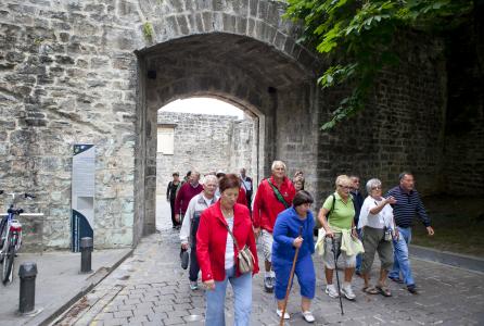 Grupo de paseantes en el Portal de Francia de Pamplona 