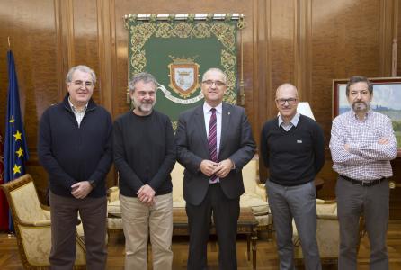 El alcalde, junto a miembros de la Asociación de Municipios del Camino de Santiago
