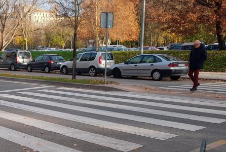 Aparcamiento y paso de zebra