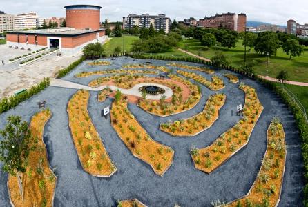 Jardín de la Galaxia de Pamplona, delante del Planetario