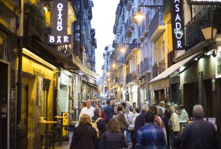 Gente paseando por la Calle San Nicolás