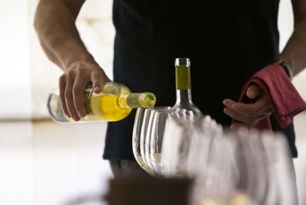 Camarero sirviendo Vino Blanco en varias copas