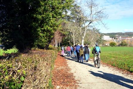 Grupo paseando por el Parque Aranzadi