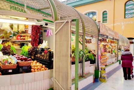 Puesto de frutas y verduras en el Mercado de Santo Domingo