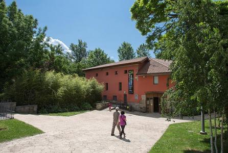 Pareja paseando delante del Molino de San Andrés
