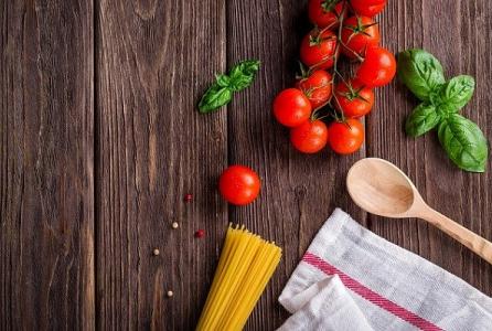Ingredientes para preparar unos espaguetis con tomates y albahaca